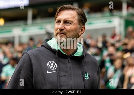 Brême, Allemagne. 30 mars 2024. Football : Bundesliga, Werder Bremen - VfL Wolfsburg, Journée 27, wohninvest Weserstadion. Ralph Hasenhüttl, entraîneur de Wolfsburg, entre dans le stade. Crédit : Axel Heimken/dpa - REMARQUE IMPORTANTE: conformément aux règlements de la DFL German Football League et de la DFB German Football Association, il est interdit d'utiliser ou de faire utiliser des photographies prises dans le stade et/ou du match sous forme d'images séquentielles et/ou de séries de photos de type vidéo./dpa/Alamy Live News Banque D'Images