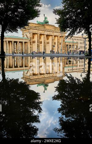 Célèbre Brandenburger Tor reflétant dans une flaque d'eau Banque D'Images