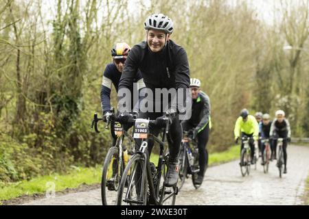 Oudenaarde, Belgique. 30 mars 2024. Le premier ministre Alexander de Croo photographié en action lors de l'événement 'We Ride Flanders' pour les amateurs de cyclisme, le long de (certaines parties de) la piste avant la ronde van Vlaanderen/Tour des Flandres/Tour des Flandres, samedi 30 mars 2024. BELGA PHOTO DAVID PINTENS crédit : Belga News Agency/Alamy Live News Banque D'Images