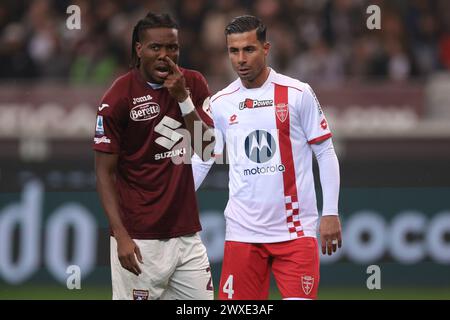 Turin, Italie. 30 mars 2024. Armando Izzo de l'AC Monza s'affronte avec David Okereke du Torino FC lors du match de Serie A au Stadio Grande Torino, Turin. Le crédit photo devrait se lire : Jonathan Moscrop/Sportimage crédit : Sportimage Ltd/Alamy Live News Banque D'Images