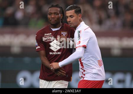 Turin, Italie. 30 mars 2024. Armando Izzo de l'AC Monza s'affronte avec David Okereke du Torino FC lors du match de Serie A au Stadio Grande Torino, Turin. Le crédit photo devrait se lire : Jonathan Moscrop/Sportimage crédit : Sportimage Ltd/Alamy Live News Banque D'Images