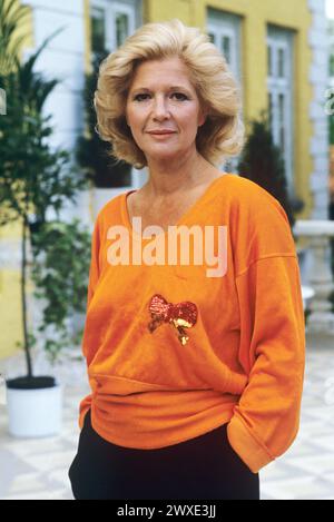 Christiane Hörbiger, Schauspielerin, BEI einem Fototermin während der Dreharbeiten zur Fernsehserie Das Erbe der Guldenburgs, Schloß Wotersen BEI Hamburg, mai 1986 *** Christiane Hörbiger, actrice, lors d'une séance photo pendant le tournage de la série télévisée The Guldenburg Legacy, château de Wotersen près de Hambourg, mai 1986 Banque D'Images