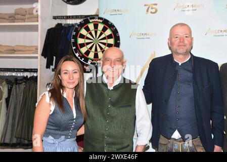 Julia Van Barneveld Dr Axel Munz Angermaier Trachten Raymond van Barneveld 5-fachen Dart- Weltmeister Muenchen 30.03.2024 Angermaier Trachten und DC EUROPE Darts Tracht Einkleidung mit 5-fachen Dart Weltmeister Raymond van Barneveld Muenchen *** Julia Van Barneveld Dr Axel Munz Angermaier Trachten Raymond van Barneveld 5 fois Champion du monde de fléchettes Muenchen 30 03 2024 Angermaier Trachten et DC EUROPE Darts Tracht vêtements avec 5 fois champion du monde de fléchettes Raymond van Barneveld Muenchen Banque D'Images