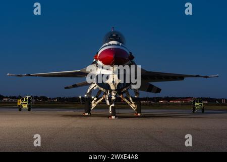 Un F-16C Fighting Falcon affecté à l'escadron de démonstration aérienne de l'United States Air Force "Thunderbirds" est montré sur la ligne de vol à MacDill AFB Banque D'Images