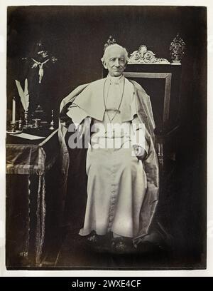 1878 Albumen photographie du pape Léon XIII (italien : Leone XIII ; né Gioacchino Vincenzo Raffaele Luigi Pecci ; [b] 2 mars 1810 - 20 juillet 1903) était à la tête de l'Église catholique du 20 février 1878 jusqu'à sa mort en juillet 1903. Vivant jusqu'à l'âge de 93 ans, il était le plus ancien pape occupant le poste (Benoît XVI est devenu plus âgé (95) en tant que pape émérite), et a eu le quatrième plus long règne de tous les pape, derrière ceux de Pierre, Pie IX (son prédécesseur immédiat) et Jean Paul Ier Banque D'Images