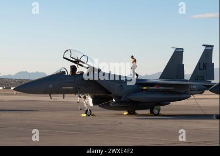 Un aviateur affecté au 492nd Fighter Generation Squadron, RAF Lakenheath, en Angleterre, effectue une inspection avant vol sur un F-15E Strike Eagle Banque D'Images