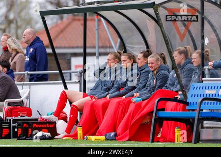 Stadsnaam, pays-Bas. 30 mars 2024. STADSNAAM, PAYS-BAS - MARS 30 : Banc du FC Twente lors du match Néerlandais Azerion Women's Eredivisie entre le FC Twente et ADO Den Haag au Stadionnaam le 30 mars 2024 à Stadsnaam, pays-Bas. (Photo par Albert Ten Hove/Orange Pictures) crédit : Orange pics BV/Alamy Live News Banque D'Images