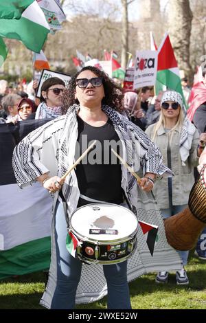 Londres, Royaume-Uni. 30/mars/2024 mars pour Gaza appelle au cessez-le-feu maintenant Une nouvelle grande marche de solidarité avec le peuple palestinien a lieu à Londres. La marche commence à Russell Square avant de se diriger le long du Strand et se terminer à Trafalgar Square. Crédit : Roland Ravenhill/Alamy. Banque D'Images