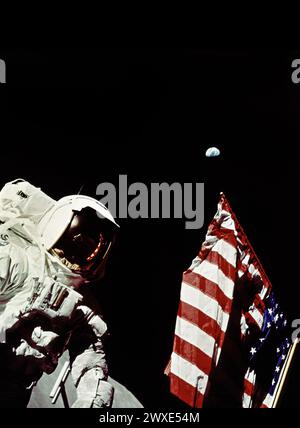 Photo de mission Apollo 17 de l'astronaute, drapeau américain et lune sur fond noir de l'espace. Le commandant de mission Eugene A. Cernan ajuste le drapeau américain déployé sur la Lune. Le septième et dernier atterrissage lunaire habité et la mission retour sur Terre. Une version optimisée d'une image originale de la NASA. Crédit : NASA Banque D'Images