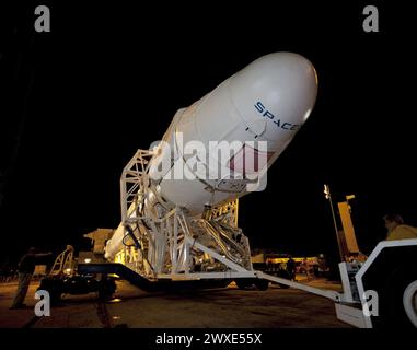 Une fusée Falcon 9 avec une capsule Dragon au sommet fait des progrès réguliers alors qu'elle roule du hangar de traitement à la plate-forme du Space Launch Complex 40, Cape Canaveral, Floride. Space exploration technologies Corp., ou SpaceX, a construit à la fois la fusée et la capsule pour la première mission des services commerciaux de réapprovisionnement de la NASA, ou CRS-1, à destination de la Station spatiale internationale. SpaceX CRS-1 est une étape importante vers l'autosuffisance du programme américain de recherche en microgravité en fournissant un moyen de transporter des quantités importantes de marchandises à destination et en provenance de l'ISS. Lancement prévu : 7 octobre 2012. Crédit : NASA/KShiflett Banque D'Images
