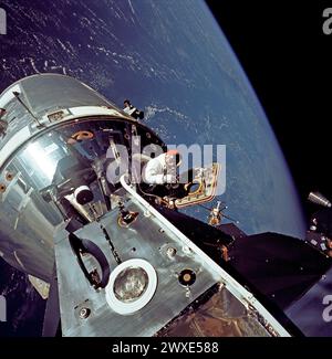 Vue de l'astronaute d'Apollo 9 David Scott sur les modules de commande et de service (CSM) et lunaire (LM) amarrés d'Apollo 9, avec la Terre en arrière-plan, lors de la sortie en stand-up de l'astronaute David R. Scott, le quatrième jour de la mission Apollo 9 Terre-orbital. Scott, pilote du module de commande, est debout dans la trappe ouverte du module de commande. L'astronaute Russell L. Schweickart, pilote du module lunaire, a pris cette photographie de Scott depuis le porche du LM.3 mars 3, 1969 une version optimisée et améliorée d'une image originale de la NASA / crédit obligatoire : NASA/RL Schweickart Banque D'Images