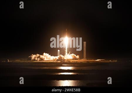 Lancez-vous sur la lune. Une fusée SpaceX Falcon 9 transportant l'atterrisseur lunaire Nova-C de machines intuitives décolle de la rampe de lancement 39A du Kennedy Space Center de la NASA, le 15 février 2024. Dans le cadre de l'initiative commercial Lunar Payload services et de la campagne Artemis de la NASA, la première mission lunaire d'intuitive machines transportera des charges scientifiques et commerciales de la NASA sur la Lune pour étudier diverses interactions, la radioastronomie, les technologies d'atterrissage de précision et un nœud de communication et de navigation pour les futures technologies de navigation autonome ? Une version optimisée et améliorée d'une image originale de la NASA. Crédit : NASA/KShiflett Banque D'Images