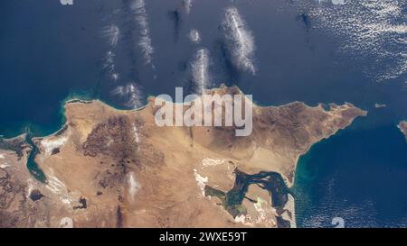 Basse-Californie sur la côte nord de l'État mexicain de basse-Californie sur l'océan Pacifique est photographiée depuis la Station spatiale internationale alors qu'elle orbite à 258 miles au-dessus. 14 octobre 2023. Une version optimisée d'une image originale de la NASA. . Crédit obligatoire : NASA Banque D'Images