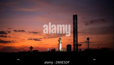 Une fusée SpaceX Falcon 9 avec le vaisseau spatial Dragon sur le dessus est vue au coucher du soleil sur la rampe de lancement du complexe de lancement 39A alors que les préparatifs se poursuivent pour la mission Crew-6, le 25 février 2023, au Kennedy Space Center de la NASA. La mission SpaceX Crew-6 de la NASA est la sixième mission de rotation d'équipage du vaisseau spatial SpaceX Crew Dragon et de la fusée Falcon 9 vers la Station spatiale internationale dans le cadre du programme commercial Crew de l'agence. Une version optimisée d'une image originale de la NASA. . Crédit obligatoire : NASA/J.Kowsky Banque D'Images