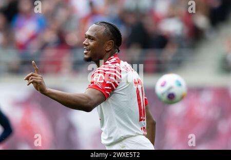 Leipzig, Allemagne. 30 mars 2024. Football, Bundesliga, RB Leipzig - FSV Mainz 05, Journée 27, Red Bull Arena. Lois Openda de Leipzig réagit après son action. Crédit : Hendrik Schmidt/dpa - REMARQUE IMPORTANTE: conformément aux règlements de la DFL German Football League et de la DFB German Football Association, il est interdit d'utiliser ou de faire utiliser des photographies prises dans le stade et/ou du match sous forme d'images séquentielles et/ou de séries de photos de type vidéo./dpa/Alamy Live News Banque D'Images