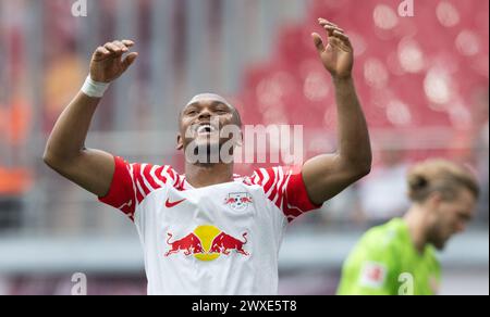 Leipzig, Allemagne. 30 mars 2024. Football, Bundesliga, RB Leipzig - FSV Mainz 05, Journée 27, Red Bull Arena. Lois Openda de Leipzig réagit après son action. Crédit : Hendrik Schmidt/dpa - REMARQUE IMPORTANTE: conformément aux règlements de la DFL German Football League et de la DFB German Football Association, il est interdit d'utiliser ou de faire utiliser des photographies prises dans le stade et/ou du match sous forme d'images séquentielles et/ou de séries de photos de type vidéo./dpa/Alamy Live News Banque D'Images