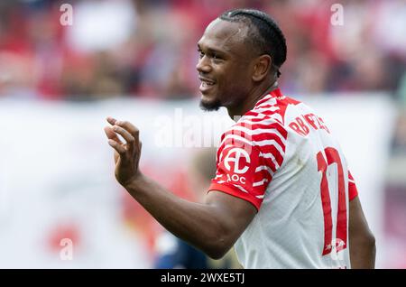 Leipzig, Allemagne. 30 mars 2024. Football, Bundesliga, RB Leipzig - FSV Mainz 05, Journée 27, Red Bull Arena. Lois Openda de Leipzig réagit après son action. Crédit : Hendrik Schmidt/dpa - REMARQUE IMPORTANTE: conformément aux règlements de la DFL German Football League et de la DFB German Football Association, il est interdit d'utiliser ou de faire utiliser des photographies prises dans le stade et/ou du match sous forme d'images séquentielles et/ou de séries de photos de type vidéo./dpa/Alamy Live News Banque D'Images