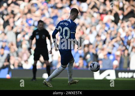 Cole Palmer (20 Chelsea) prend une pénalité et marque 1-0 lors du match de premier League entre Chelsea et Burnley à Stamford Bridge, Londres le samedi 30 mars 2024. (Photo : Kevin Hodgson | mi News) crédit : MI News & Sport /Alamy Live News Banque D'Images