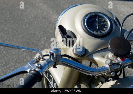 Moto vintage debout sur la route . Gros plan du phare de moto et du compteur de vitesse Banque D'Images