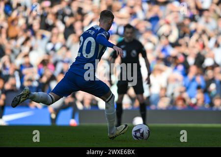 Cole Palmer (20 Chelsea) prend une pénalité et marque 1-0 lors du match de premier League entre Chelsea et Burnley à Stamford Bridge, Londres le samedi 30 mars 2024. (Photo : Kevin Hodgson | mi News) crédit : MI News & Sport /Alamy Live News Banque D'Images