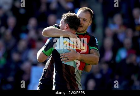 Will Evans des Harlequins célèbre après avoir marqué son cinquième essai avec Andre Esterhuizen lors du Gallagher Premiership match à Twickenham Stoop, Londres. Date de la photo : samedi 30 mars 2024. Banque D'Images