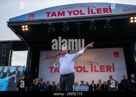Besiktas, Istanbul, Turquie. 30 mars 2024. Le maire de la municipalité métropolitaine d'Istanbul et candidat au maire de l'opposition, Ekrem Imamoglu, s'adresse à ses partisans lors d'un rassemblement de campagne à Besiktas, Istanbul, en prévision des élections locales turques onÂ MarchÂ 31,Â 2024. (Crédit image : © Tolga Uluturk/ZUMA Press Wire) USAGE ÉDITORIAL SEULEMENT! Non destiné à UN USAGE commercial ! Banque D'Images
