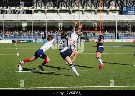 Édimbourg, Royaume-Uni. 30 mars 2024. Meryl smith voit son coup de pied défensif bloqué par une attaque galante de Fench. Écosse v France, six Nations, The Hive Stadium, Édimbourg, 30 mars 2024. Crédit : Thomas Gorman/ Alamy Live News Banque D'Images