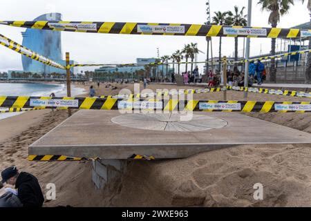 La tempête Nelson se fait sentir sur les plages de Barcelone avec des dommages à la côte et laissant les tuyaux et brise-lames exposés. La tempête, qui a déjà fait 4 morts en Espagne, devrait reprendre de l'intensité dimanche, mettant une grande partie du littoral de la péninsule ibérique en état d'alerte. La borrasca Nelson se hace sentir en las playas de Barcelona con destrozos en el litoral y dejando al descubierto tuberías y espigones. Se espera que la tormenta, que ya ha dejado 4 muertos en España, recupere fuerza el domingo, poniendo en alerta buena parte del litoral de la península ibérica. Actualités c Banque D'Images