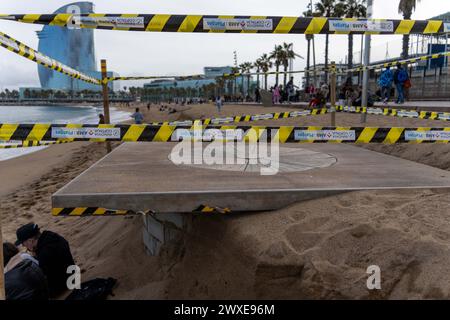 La tempête Nelson se fait sentir sur les plages de Barcelone avec des dommages à la côte et laissant les tuyaux et brise-lames exposés. La tempête, qui a déjà fait 4 morts en Espagne, devrait reprendre de l'intensité dimanche, mettant une grande partie du littoral de la péninsule ibérique en état d'alerte. La borrasca Nelson se hace sentir en las playas de Barcelona con destrozos en el litoral y dejando al descubierto tuberías y espigones. Se espera que la tormenta, que ya ha dejado 4 muertos en España, recupere fuerza el domingo, poniendo en alerta buena parte del litoral de la península ibérica. Actualités c Banque D'Images