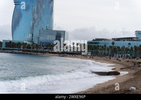 La tempête Nelson se fait sentir sur les plages de Barcelone avec des dommages à la côte et laissant les tuyaux et brise-lames exposés. La tempête, qui a déjà fait 4 morts en Espagne, devrait reprendre de l'intensité dimanche, mettant une grande partie du littoral de la péninsule ibérique en état d'alerte. La borrasca Nelson se hace sentir en las playas de Barcelona con destrozos en el litoral y dejando al descubierto tuberías y espigones. Se espera que la tormenta, que ya ha dejado 4 muertos en España, recupere fuerza el domingo, poniendo en alerta buena parte del litoral de la península ibérica. Actualités c Banque D'Images