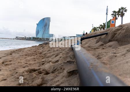 La tempête Nelson se fait sentir sur les plages de Barcelone avec des dommages à la côte et laissant les tuyaux et brise-lames exposés. La tempête, qui a déjà fait 4 morts en Espagne, devrait reprendre de l'intensité dimanche, mettant une grande partie du littoral de la péninsule ibérique en état d'alerte. La borrasca Nelson se hace sentir en las playas de Barcelona con destrozos en el litoral y dejando al descubierto tuberías y espigones. Se espera que la tormenta, que ya ha dejado 4 muertos en España, recupere fuerza el domingo, poniendo en alerta buena parte del litoral de la península ibérica. Actualités c Banque D'Images