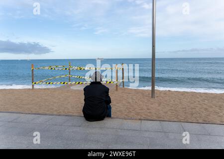 La tempête Nelson se fait sentir sur les plages de Barcelone avec des dommages à la côte et laissant les tuyaux et brise-lames exposés. La tempête, qui a déjà fait 4 morts en Espagne, devrait reprendre de l'intensité dimanche, mettant une grande partie du littoral de la péninsule ibérique en état d'alerte. La borrasca Nelson se hace sentir en las playas de Barcelona con destrozos en el litoral y dejando al descubierto tuberías y espigones. Se espera que la tormenta, que ya ha dejado 4 muertos en España, recupere fuerza el domingo, poniendo en alerta buena parte del litoral de la península ibérica. Actualités c Banque D'Images