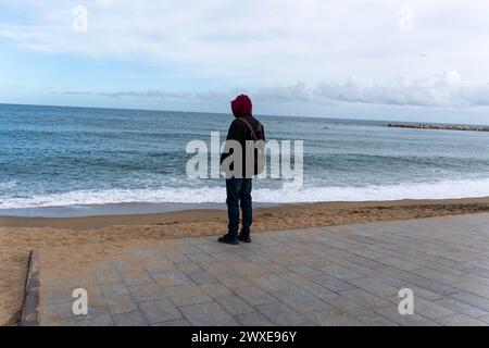 La tempête Nelson se fait sentir sur les plages de Barcelone avec des dommages à la côte et laissant les tuyaux et brise-lames exposés. La tempête, qui a déjà fait 4 morts en Espagne, devrait reprendre de l'intensité dimanche, mettant une grande partie du littoral de la péninsule ibérique en état d'alerte. La borrasca Nelson se hace sentir en las playas de Barcelona con destrozos en el litoral y dejando al descubierto tuberías y espigones. Se espera que la tormenta, que ya ha dejado 4 muertos en España, recupere fuerza el domingo, poniendo en alerta buena parte del litoral de la península ibérica. Actualités c Banque D'Images