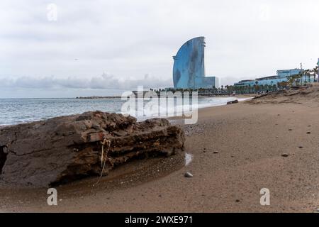 La tempête Nelson se fait sentir sur les plages de Barcelone avec des dommages à la côte et laissant les tuyaux et brise-lames exposés. La tempête, qui a déjà fait 4 morts en Espagne, devrait reprendre de l'intensité dimanche, mettant une grande partie du littoral de la péninsule ibérique en état d'alerte. La borrasca Nelson se hace sentir en las playas de Barcelona con destrozos en el litoral y dejando al descubierto tuberías y espigones. Se espera que la tormenta, que ya ha dejado 4 muertos en España, recupere fuerza el domingo, poniendo en alerta buena parte del litoral de la península ibérica. Actualités c Banque D'Images