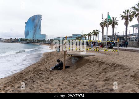 La tempête Nelson se fait sentir sur les plages de Barcelone avec des dommages à la côte et laissant les tuyaux et brise-lames exposés. La tempête, qui a déjà fait 4 morts en Espagne, devrait reprendre de l'intensité dimanche, mettant une grande partie du littoral de la péninsule ibérique en état d'alerte. La borrasca Nelson se hace sentir en las playas de Barcelona con destrozos en el litoral y dejando al descubierto tuberías y espigones. Se espera que la tormenta, que ya ha dejado 4 muertos en España, recupere fuerza el domingo, poniendo en alerta buena parte del litoral de la península ibérica. Actualités c Banque D'Images