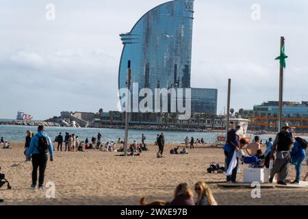 La tempête Nelson se fait sentir sur les plages de Barcelone avec des dommages à la côte et laissant les tuyaux et brise-lames exposés. La tempête, qui a déjà fait 4 morts en Espagne, devrait reprendre de l'intensité dimanche, mettant une grande partie du littoral de la péninsule ibérique en état d'alerte. La borrasca Nelson se hace sentir en las playas de Barcelona con destrozos en el litoral y dejando al descubierto tuberías y espigones. Se espera que la tormenta, que ya ha dejado 4 muertos en España, recupere fuerza el domingo, poniendo en alerta buena parte del litoral de la península ibérica. Actualités c Banque D'Images