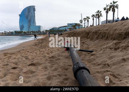 La tempête Nelson se fait sentir sur les plages de Barcelone avec des dommages à la côte et laissant les tuyaux et brise-lames exposés. La tempête, qui a déjà fait 4 morts en Espagne, devrait reprendre de l'intensité dimanche, mettant une grande partie du littoral de la péninsule ibérique en état d'alerte. La borrasca Nelson se hace sentir en las playas de Barcelona con destrozos en el litoral y dejando al descubierto tuberías y espigones. Se espera que la tormenta, que ya ha dejado 4 muertos en España, recupere fuerza el domingo, poniendo en alerta buena parte del litoral de la península ibérica. Actualités c Banque D'Images