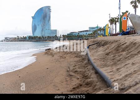 La tempête Nelson se fait sentir sur les plages de Barcelone avec des dommages à la côte et laissant les tuyaux et brise-lames exposés. La tempête, qui a déjà fait 4 morts en Espagne, devrait reprendre de l'intensité dimanche, mettant une grande partie du littoral de la péninsule ibérique en état d'alerte. La borrasca Nelson se hace sentir en las playas de Barcelona con destrozos en el litoral y dejando al descubierto tuberías y espigones. Se espera que la tormenta, que ya ha dejado 4 muertos en España, recupere fuerza el domingo, poniendo en alerta buena parte del litoral de la península ibérica. Actualités c Banque D'Images