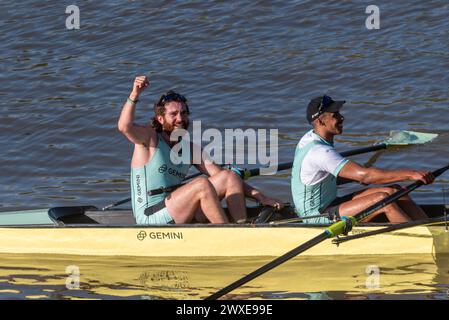 Pont de Chiswick, Chiswick, Londres, Royaume-Uni. 30 mars 2024. La ligne d'arrivée de l'University Boat Race se trouve juste avant le pont Chiswick sur la Tamise. L’événement Cambridge v Oxford comprend la course de bateaux féminins, la course de réserves féminines, la course de réserves masculines et la course de bateaux masculins. Les rameurs ont été avertis de ne pas pénétrer dans l'eau en raison des niveaux élevés de bactérie E. coli. Cambridge a remporté l’épreuve masculine et féminine. Course masculine. Cambridge Bow Sebastian Benzecry célébrant Banque D'Images