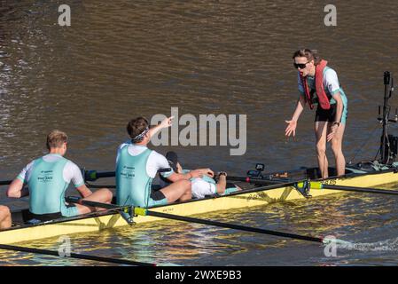 Pont de Chiswick, Chiswick, Londres, Royaume-Uni. 30 mars 2024. La ligne d'arrivée de l'University Boat Race se trouve juste avant le pont Chiswick sur la Tamise. L’événement Cambridge v Oxford comprend la course de bateaux féminins, la course de réserves féminines, la course de réserves masculines et la course de bateaux masculins. Les rameurs ont été avertis de ne pas pénétrer dans l'eau en raison des niveaux élevés de bactérie E. coli. Cambridge a remporté l’épreuve masculine et féminine. Course masculine. Cambridge cox Ed Bracey célébrant avec des rameurs Banque D'Images