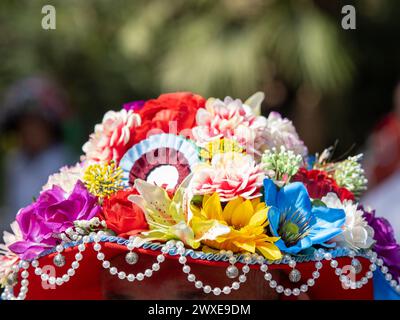 Chapeau typique et traditionnel avec beaucoup de verdiales couleurs groupe de musique des montagnes de Malaga Banque D'Images