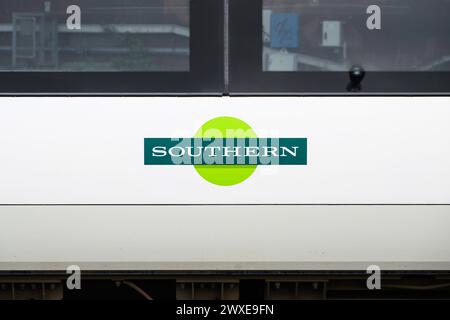 Londres, Royaume-Uni - 25 mars 2024 ; transport ferroviaire du Sud avec nom et logo en vert sur blanc Banque D'Images