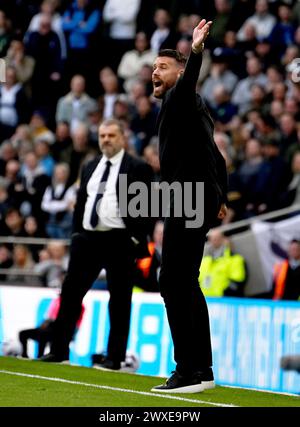 Londres, Royaume-Uni. 30 mars 2024. Le manager de Luton Town, Rob Edwards, crie. Premier League match, Tottenham Hotspur contre Luton Town au Tottenham Hotspur Stadium à Londres le samedi 30 mars 2024. Cette image ne peut être utilisée qu'à des fins éditoriales. Usage éditorial exclusif photo par Sandra Mailer/Andrew Orchard photographie sportive/Alamy Live News crédit : Andrew Orchard photographie sportive/Alamy Live News Banque D'Images