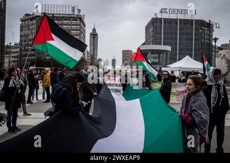 Milan, Italie. 30 mars 2024. Manifestazione per la Palestina in Piazza Duca d'AostaMilano, Italia - Cronaca Sabato, 30 Marzo, 2024. (Foto di Marco Ottico/Lapresse) manifestation pour la Palestine sur la Piazza Duca d'Aosta Milan, Italie - Actualités samedi 30 mars 2024. (Photo de Marco Ottico/Lapresse) crédit : LaPresse/Alamy Live News Banque D'Images