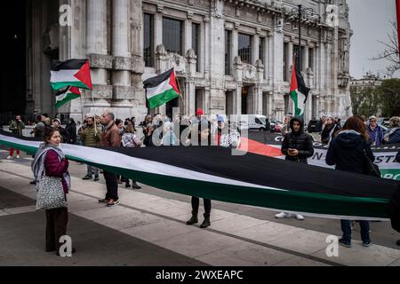 Milan, Italie. 30 mars 2024. Manifestazione per la Palestina in Piazza Duca d'AostaMilano, Italia - Cronaca Sabato, 30 Marzo, 2024. (Foto di Marco Ottico/Lapresse) manifestation pour la Palestine sur la Piazza Duca d'Aosta Milan, Italie - Actualités samedi 30 mars 2024. (Photo de Marco Ottico/Lapresse) crédit : LaPresse/Alamy Live News Banque D'Images