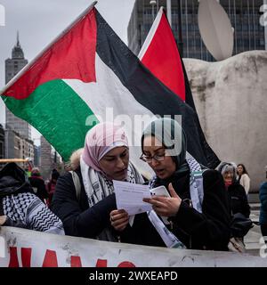 Milan, Italie. 30 mars 2024. Manifestazione per la Palestina in Piazza Duca d'AostaMilano, Italia - Cronaca Sabato, 30 Marzo, 2024. (Foto di Marco Ottico/Lapresse) manifestation pour la Palestine sur la Piazza Duca d'Aosta Milan, Italie - Actualités samedi 30 mars 2024. (Photo de Marco Ottico/Lapresse) crédit : LaPresse/Alamy Live News Banque D'Images