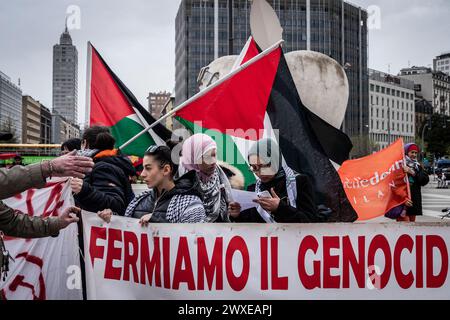 Milan, Italie. 30 mars 2024. Manifestazione per la Palestina in Piazza Duca d'AostaMilano, Italia - Cronaca Sabato, 30 Marzo, 2024. (Foto di Marco Ottico/Lapresse) manifestation pour la Palestine sur la Piazza Duca d'Aosta Milan, Italie - Actualités samedi 30 mars 2024. (Photo de Marco Ottico/Lapresse) crédit : LaPresse/Alamy Live News Banque D'Images