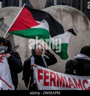 Milan, Italie. 30 mars 2024. Manifestazione per la Palestina in Piazza Duca d'AostaMilano, Italia - Cronaca Sabato, 30 Marzo, 2024. (Foto di Marco Ottico/Lapresse) manifestation pour la Palestine sur la Piazza Duca d'Aosta Milan, Italie - Actualités samedi 30 mars 2024. (Photo de Marco Ottico/Lapresse) crédit : LaPresse/Alamy Live News Banque D'Images