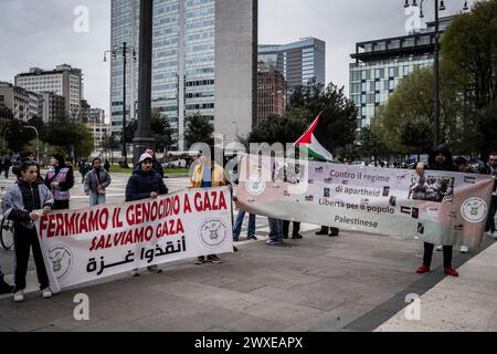 Milan, Italie. 30 mars 2024. Manifestazione per la Palestina in Piazza Duca d'AostaMilano, Italia - Cronaca Sabato, 30 Marzo, 2024. (Foto di Marco Ottico/Lapresse) manifestation pour la Palestine sur la Piazza Duca d'Aosta Milan, Italie - Actualités samedi 30 mars 2024. (Photo de Marco Ottico/Lapresse) crédit : LaPresse/Alamy Live News Banque D'Images