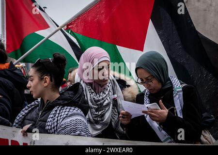 Milan, Italie. 30 mars 2024. Manifestazione per la Palestina in Piazza Duca d'AostaMilano, Italia - Cronaca Sabato, 30 Marzo, 2024. (Foto di Marco Ottico/Lapresse) manifestation pour la Palestine sur la Piazza Duca d'Aosta Milan, Italie - Actualités samedi 30 mars 2024. (Photo de Marco Ottico/Lapresse) crédit : LaPresse/Alamy Live News Banque D'Images